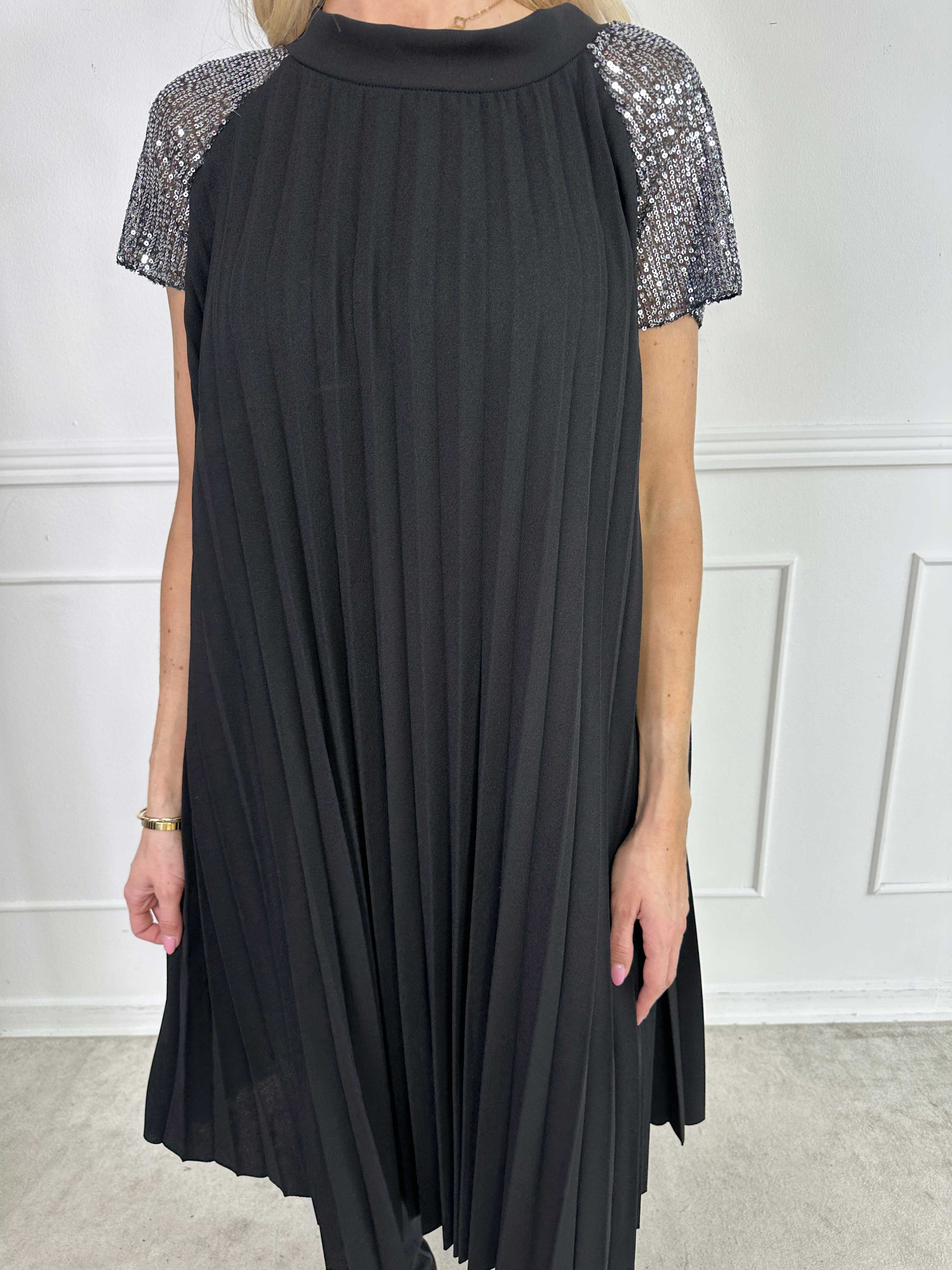 Electra - Plisseret kjole med A-facon og pailletærmer